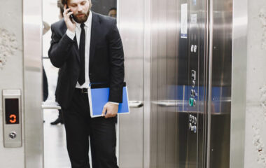 ascensor oficina madrid Ejecutivo utilizando el ascensor de su oficina